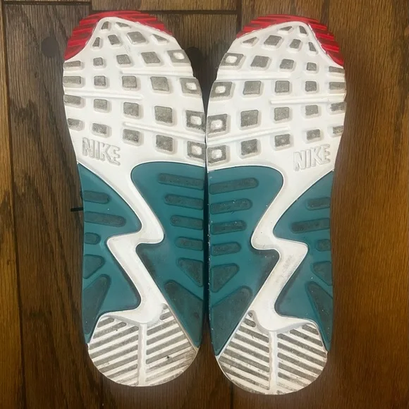 Nike Air Max 90’s Supernova 9.5 Men is an 11 in Women
